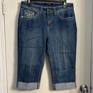 Roz&Ali Jean capris with design on front pocket and back pockets like new